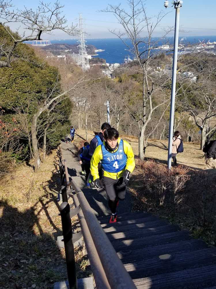 【画像・写真】“100キロ”の山の神！？ＤｅＮＡ　恒例新人山登りトップはドラ２伊藤裕　