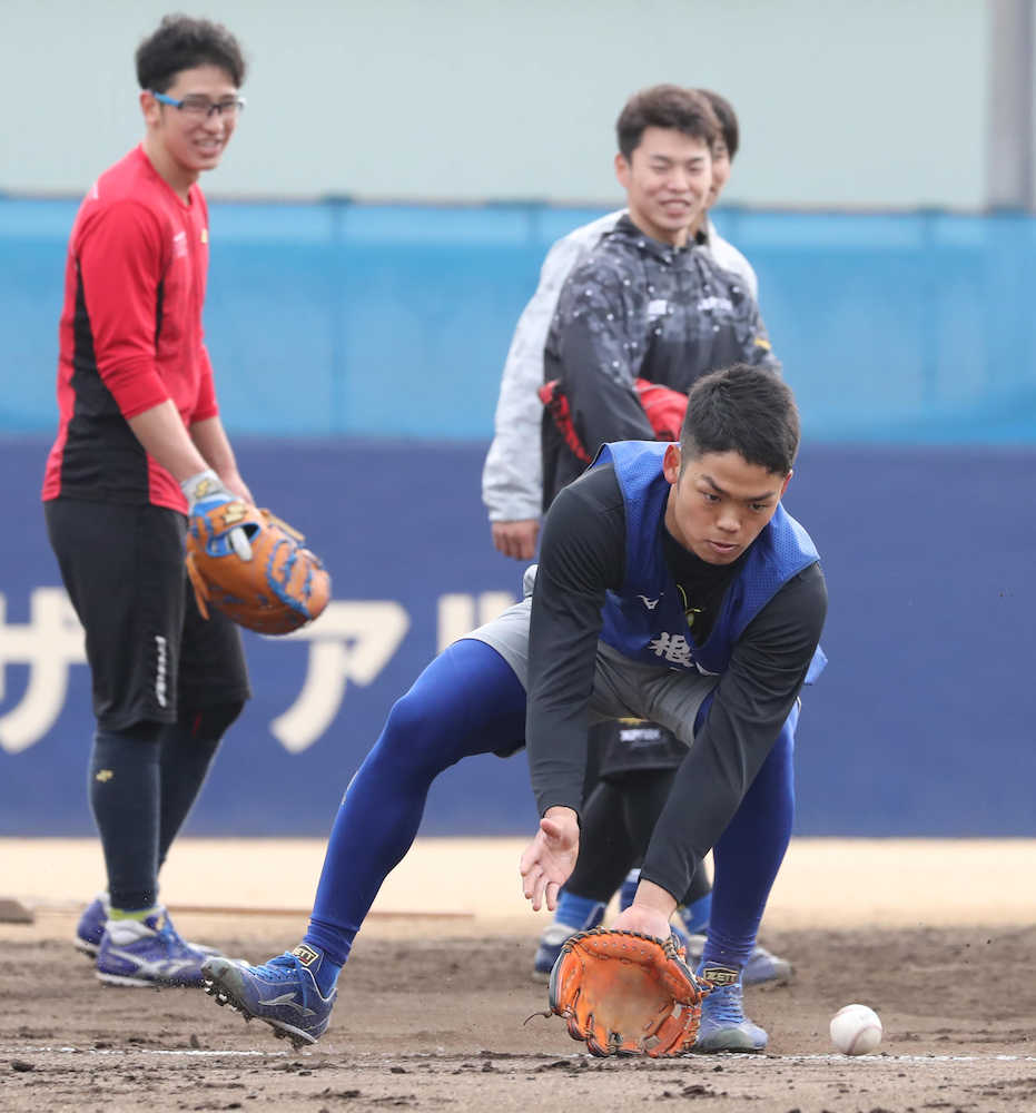 【画像・写真】「根尾も人間なんだな」中日・京田　遊撃争うルーキーと一緒にランニング