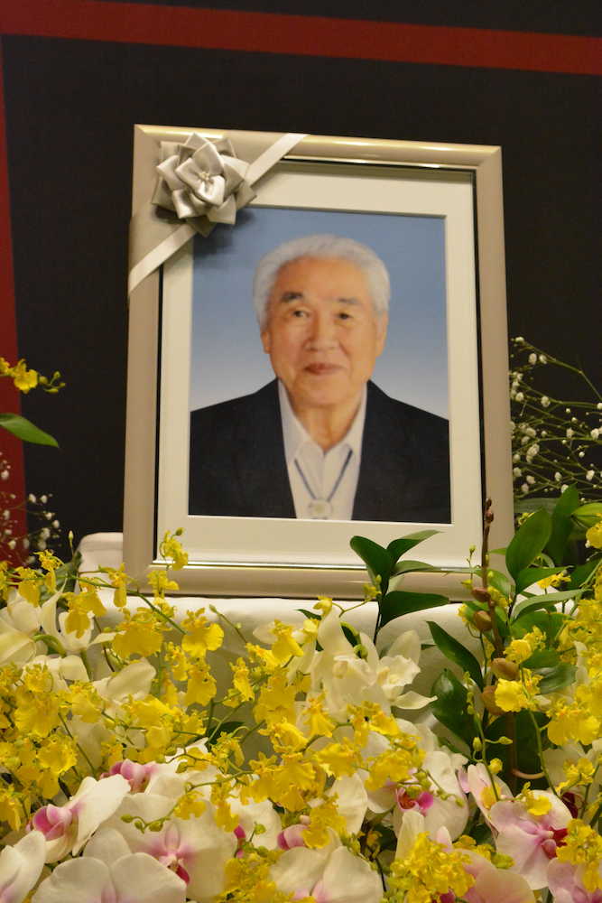 岡田悦哉氏を偲ぶ会が行われ、祭壇の遺影に１７０人が献花した