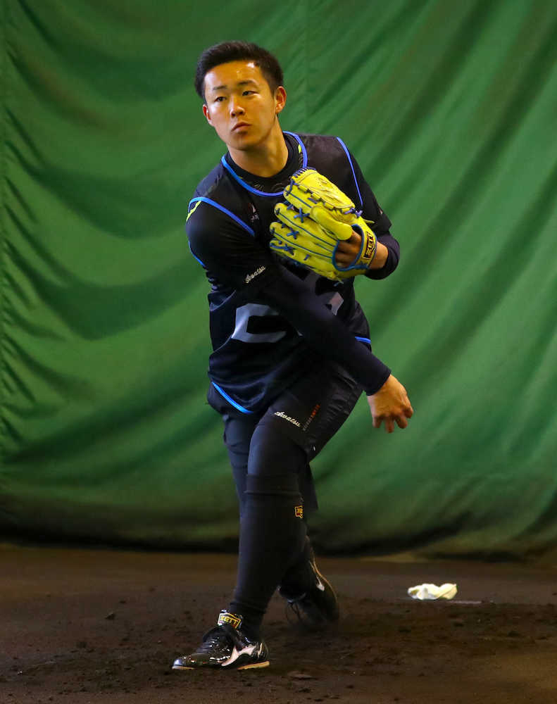 【画像・写真】西武ドラ４・粟津　新人１番乗りでのブルペン入り「力みなく、質のいいボールを投げられた」