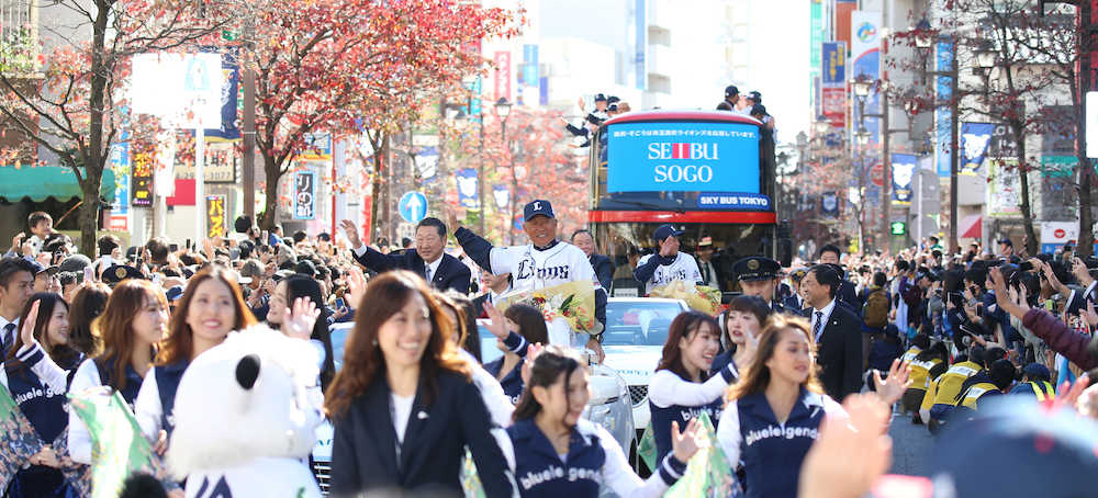 昨年１１月、所沢で多くのファンが集まる中、パレードを行う辻監督（中央）ら西武ナイン（撮影・木村　揚輔）