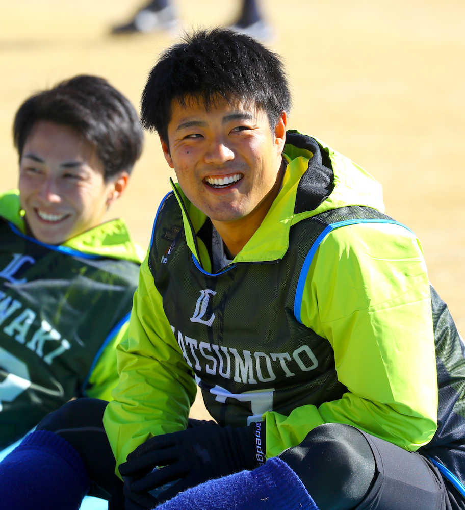 【画像・写真】西武ドラ１・松本　初のブルペン投球　プロ入りのお祝いに恩師からもらったスパイクで入念１４球