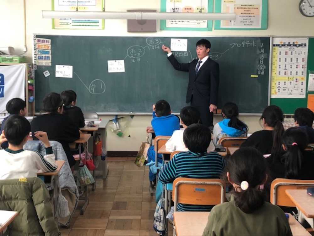 【画像・写真】西武・南川　母校に「夢先生」で凱旋　５年生児童に授業「“なるんだ”という気持ちで頑張って」