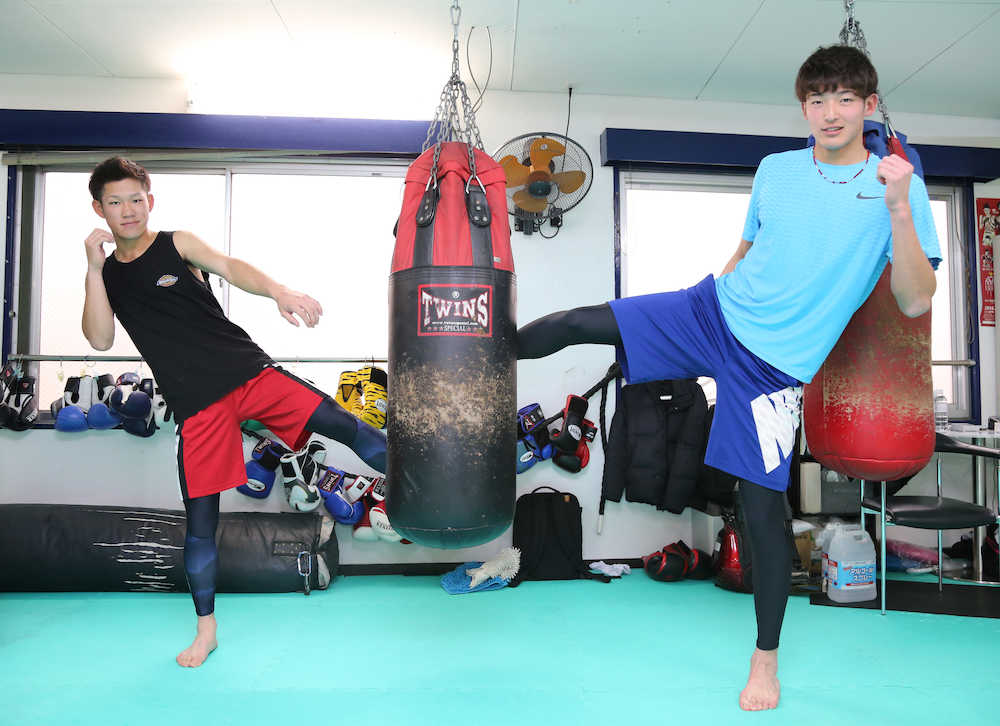 キックボクシングをトレーニングに取り入れる（左から）西浦、山崎颯（撮影・後藤　正志）