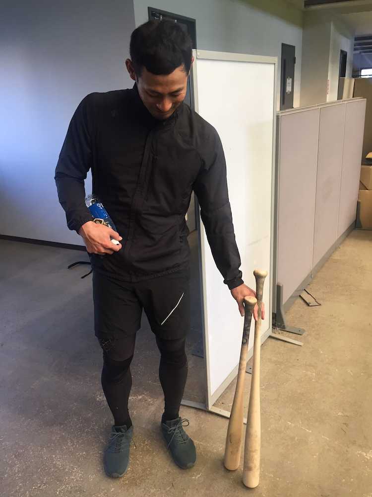 【画像・写真】ロッテ荻野、初全試合出場へ短め新相棒　８５センチから７６センチに