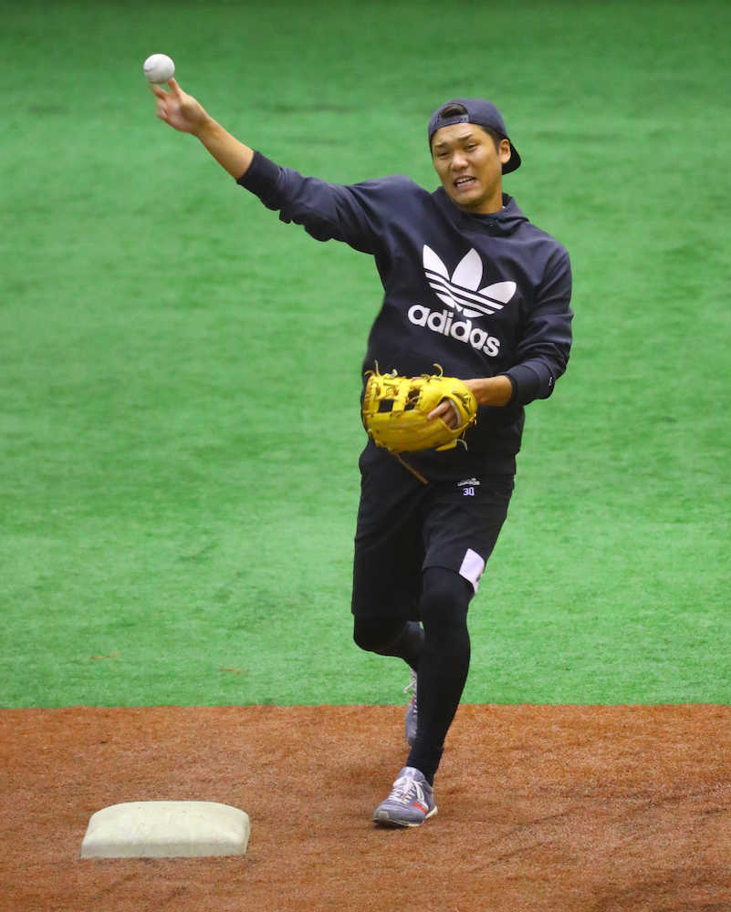 巨人・坂本勇 ジャイアンツ球場での自主トレで丸、岩隈と初対面で交流
