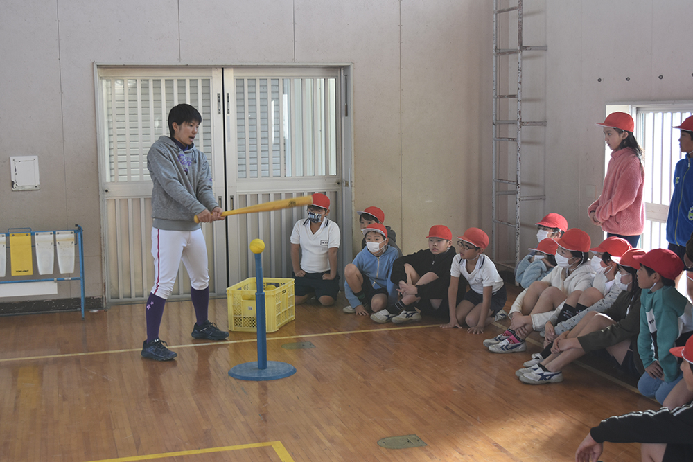 子どもたちにバッティング指導を行う浅野選手