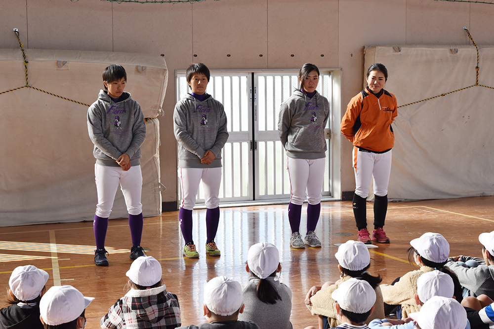 子どもたちに自己紹介を行う（左から）浅野、星川、村松、大串の４選手
