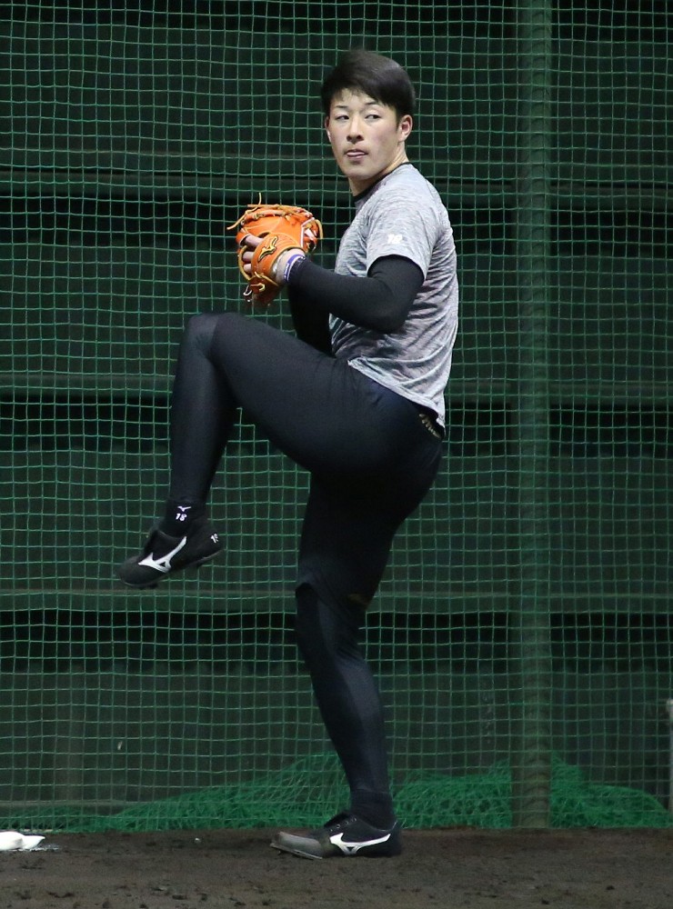 【画像・写真】日本ハム　輝星、ブルペンで初めて捕手を座らせ投球　ノーワインドアップも披露