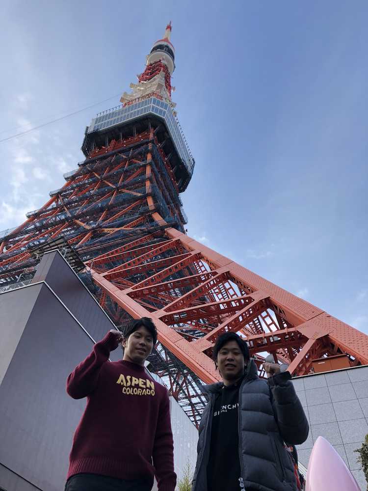 ラジオ収録を行った東京タワーを前に写真に収まる大城と鍬原