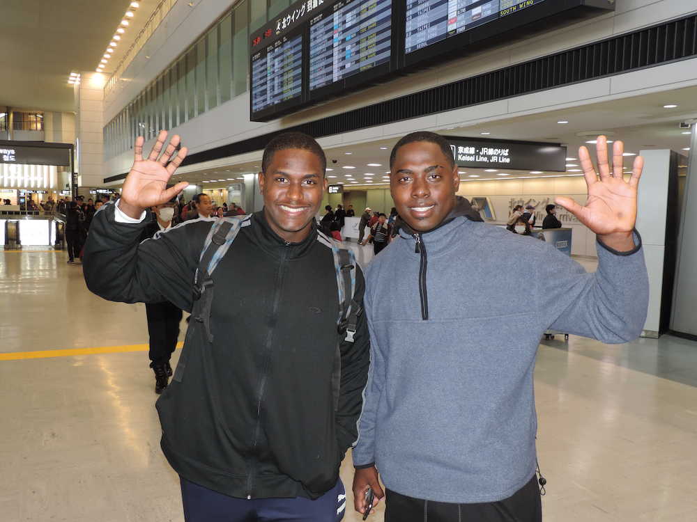 成田空港に到着した巨人の新育成外国人・モタ（右）とラモス