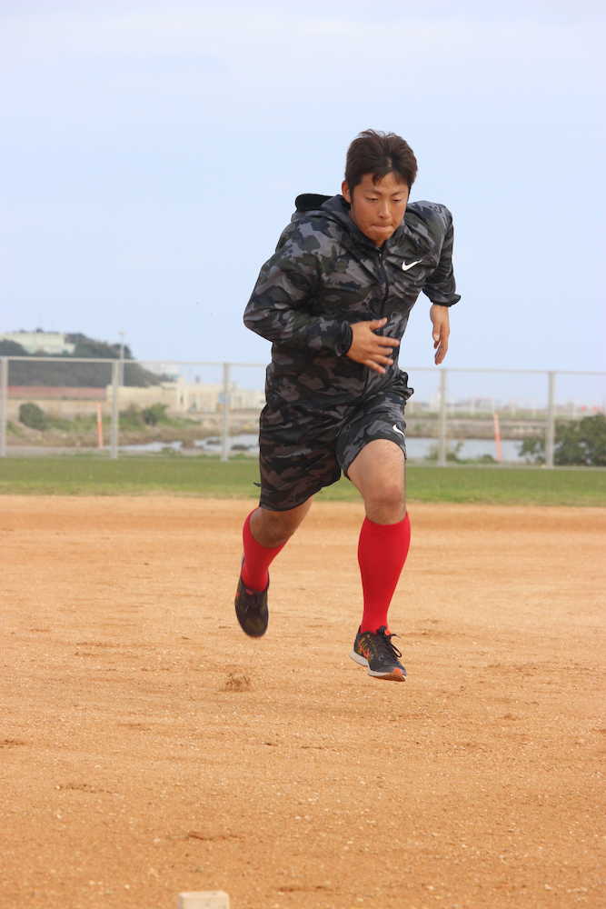 沖縄自主トレでダッシュをする一岡 スポニチ Sponichi Annex 野球