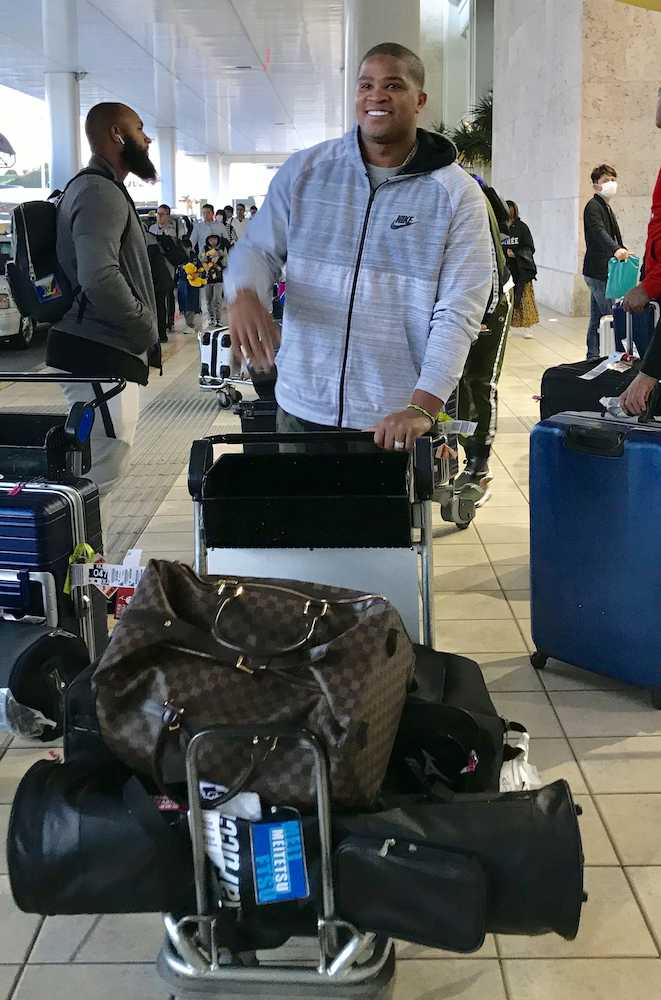 那覇空港に到着し手荷物を運ぶビシエド２８日中日ダヤン・ビシエド
