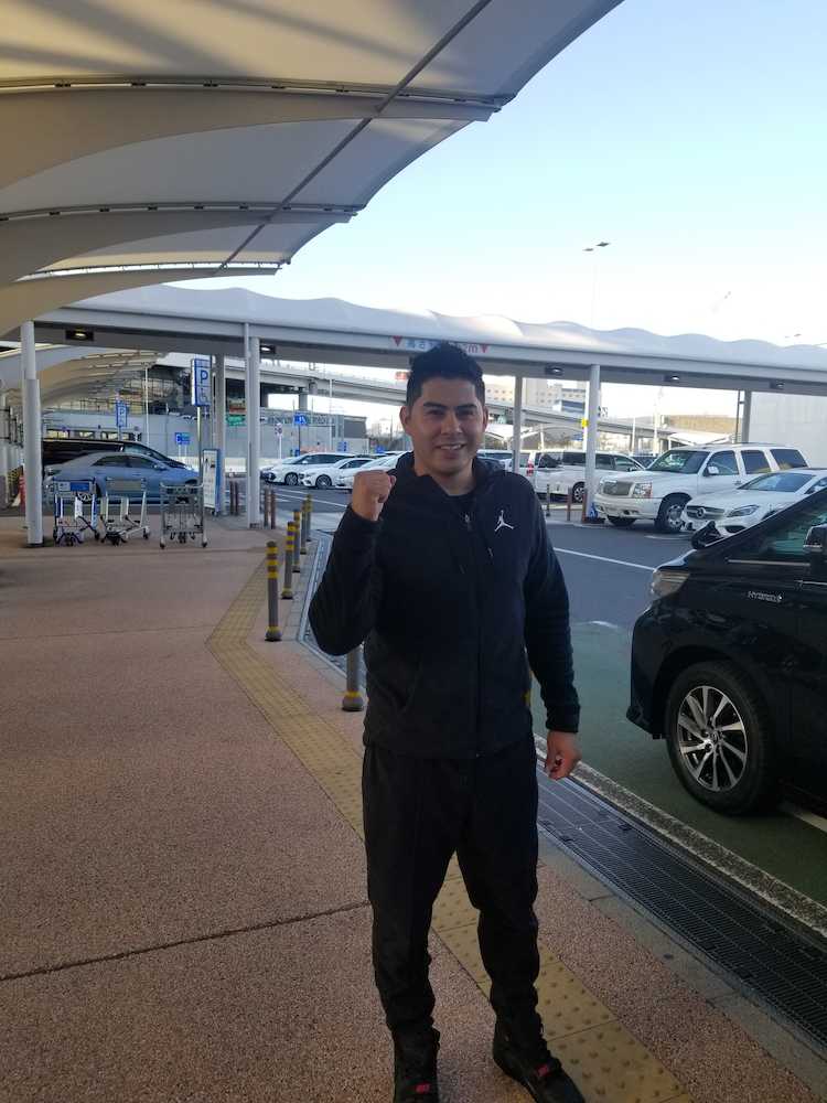 成田空港に到着した巨人の新外国人ビヤヌエバ