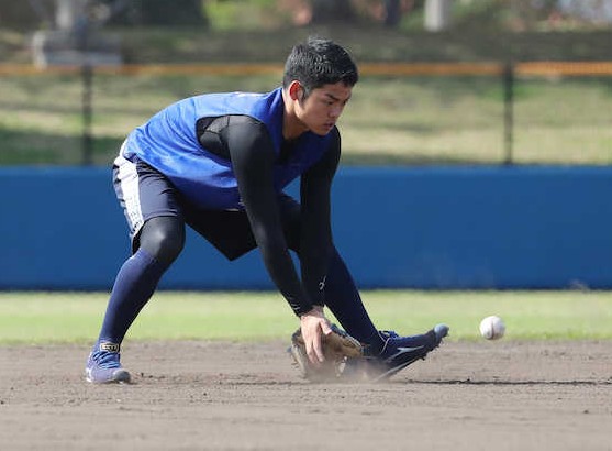 【画像・写真】根尾　故障後初めてスパイク履き遊撃でノック　与田監督とも対面