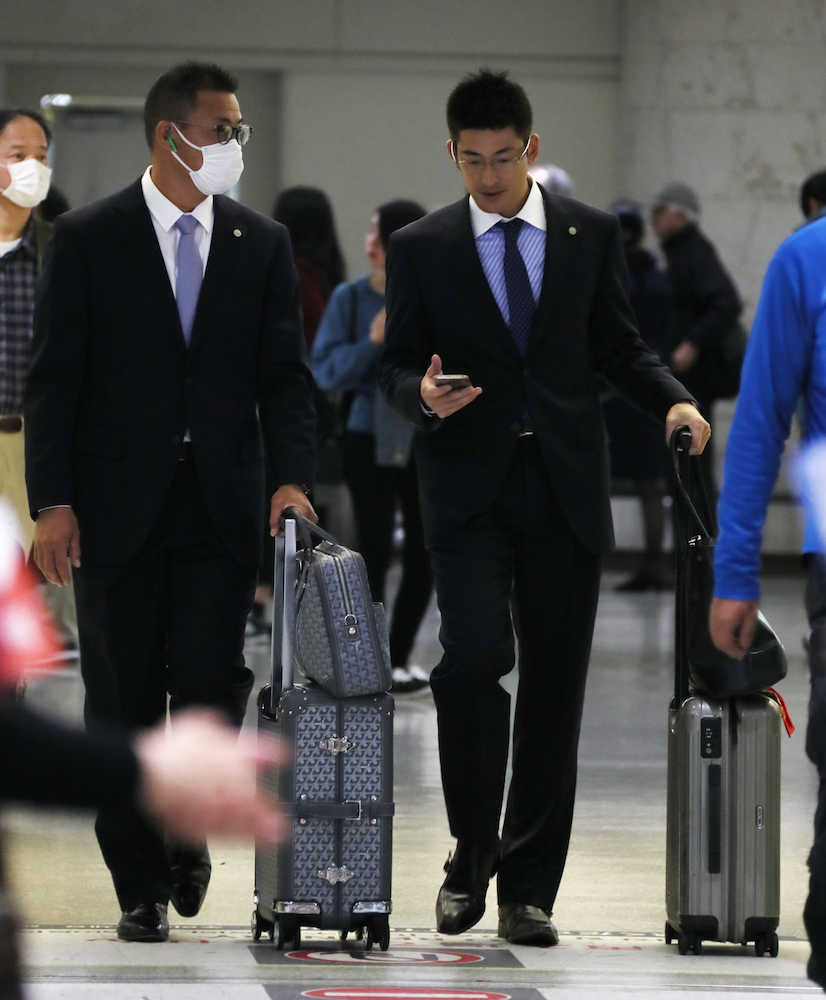 【画像・写真】阪神　新加入の西らがキャンプ地・沖縄入り「気負わずやりたい」