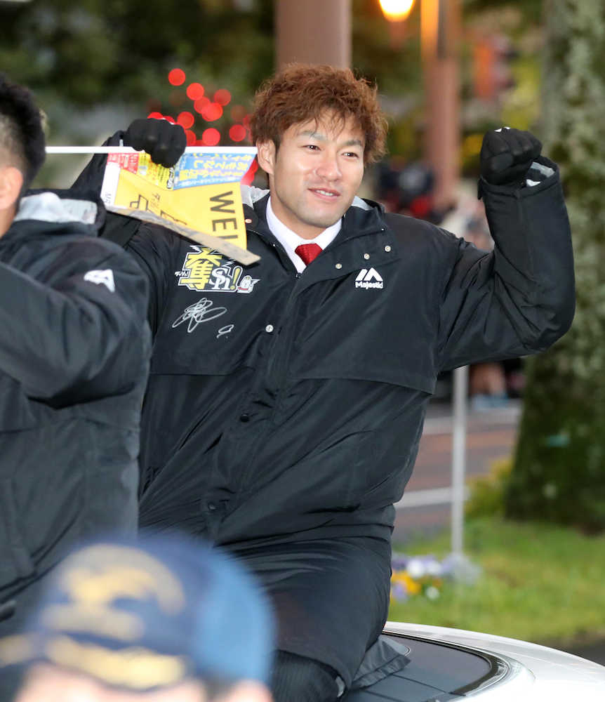 【画像・写真】ソフトＢ柳田は背中で語る「しゃべりはあんまり…」宮崎で歓迎パレード