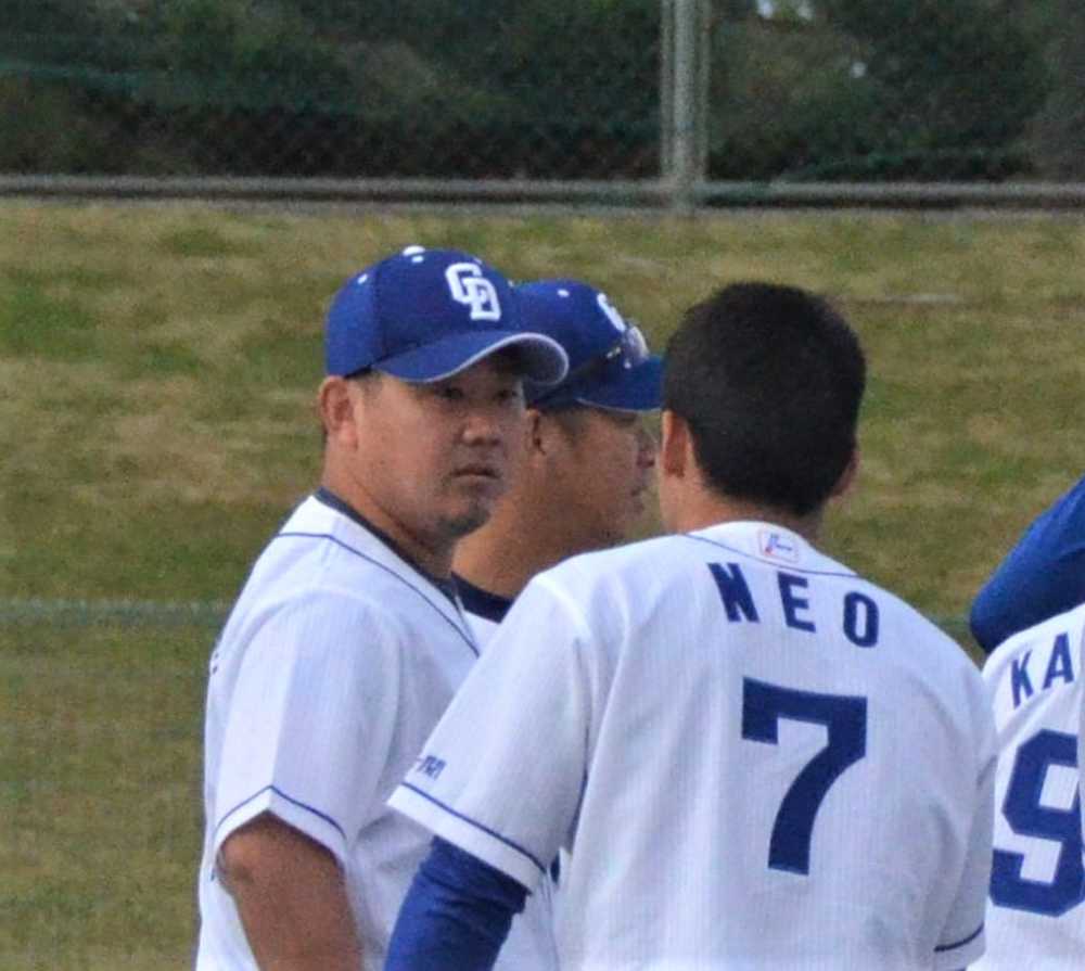 【画像・写真】中日キャンプイン　根尾、松坂に帽子を取って挨拶、笑顔で握手を交わす