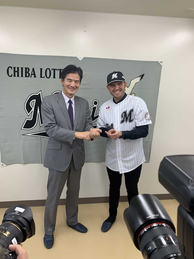 【画像・写真】ロッテ・レアード、入団会見ですしポーズ「幕張すし！」