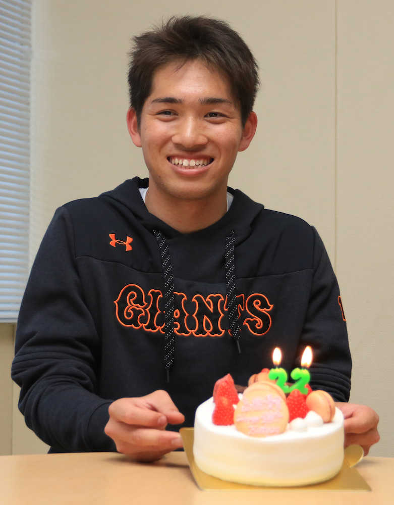 報道陣から誕生日ケーキが贈られ、笑顔の巨人・高橋（撮影・森沢　裕）