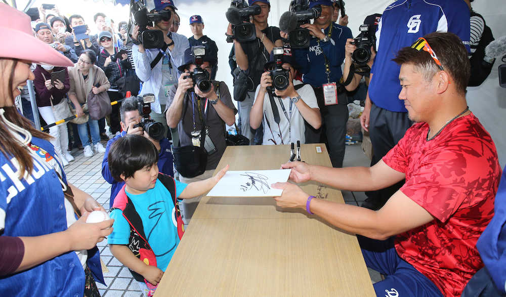 ＜中日　北谷キャンプ＞サイン会で子どもに笑顔でサインする松坂（撮影・椎名　航）