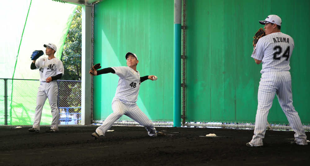 ＜ロッテキャンプ＞ブルペンで投球練習する小島、中村稔、東妻（左から）ら投手陣　（撮影・白鳥　佳樹）