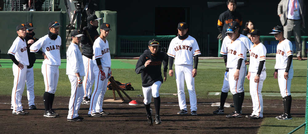 全体練習が終わった後、鈴木コーチ（中央）の走塁塾には足の速い選手が参加した（撮影・森沢裕）