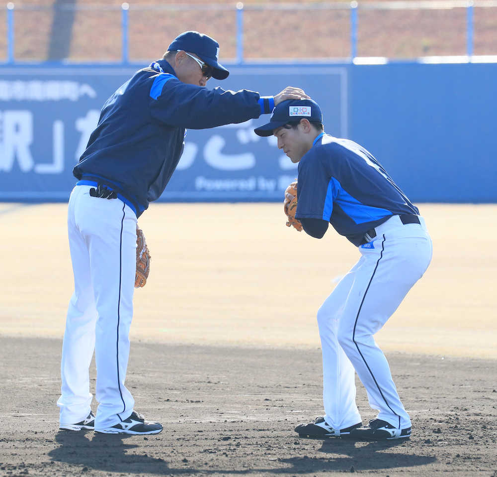 【画像・写真】西武ドラ３山野辺、充実の早朝特守　辻監督から直接指導