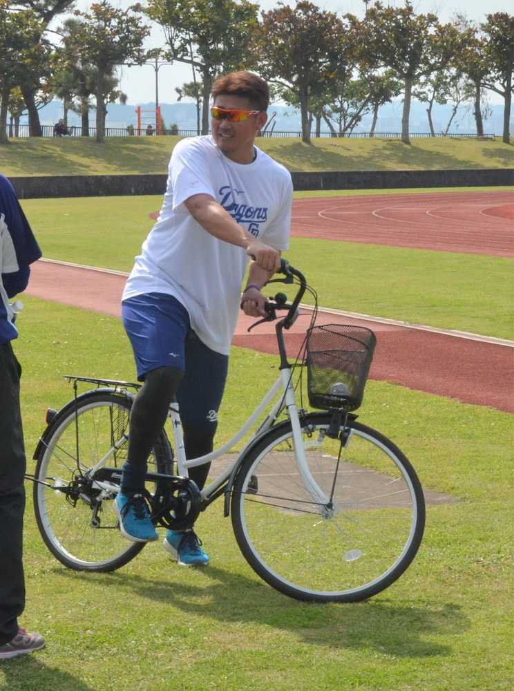 【画像・写真】【キャンプ隠しマイク】松坂ママチャリで疾走　阿波野コーチ「競輪選手みたい」