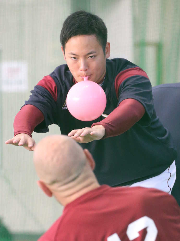 【画像・写真】楽天・松井、不動の守護神へカーブ導入　先発でヒント「勇気がいるけど」