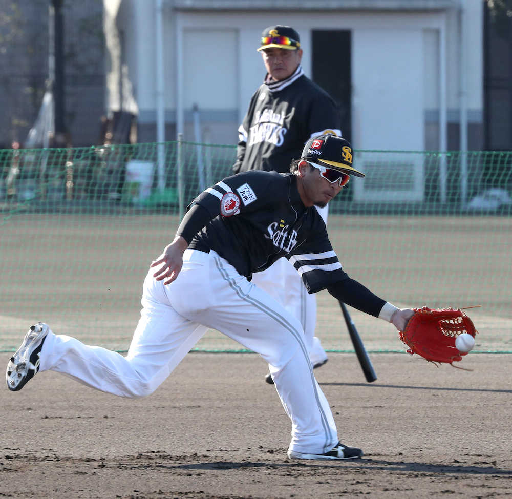 【画像・写真】ソフトＢ松田、同期・本多コーチと居残り特守「いい練習できた」