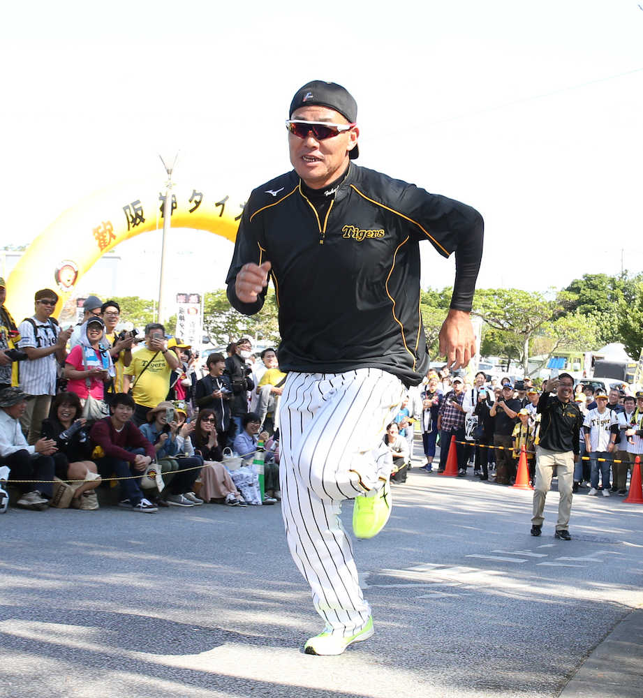 【画像・写真】【キャンプ隠しマイク】阪神・福留、ファンに囲まれ「シャンシャンの気持ちが分かるよ」