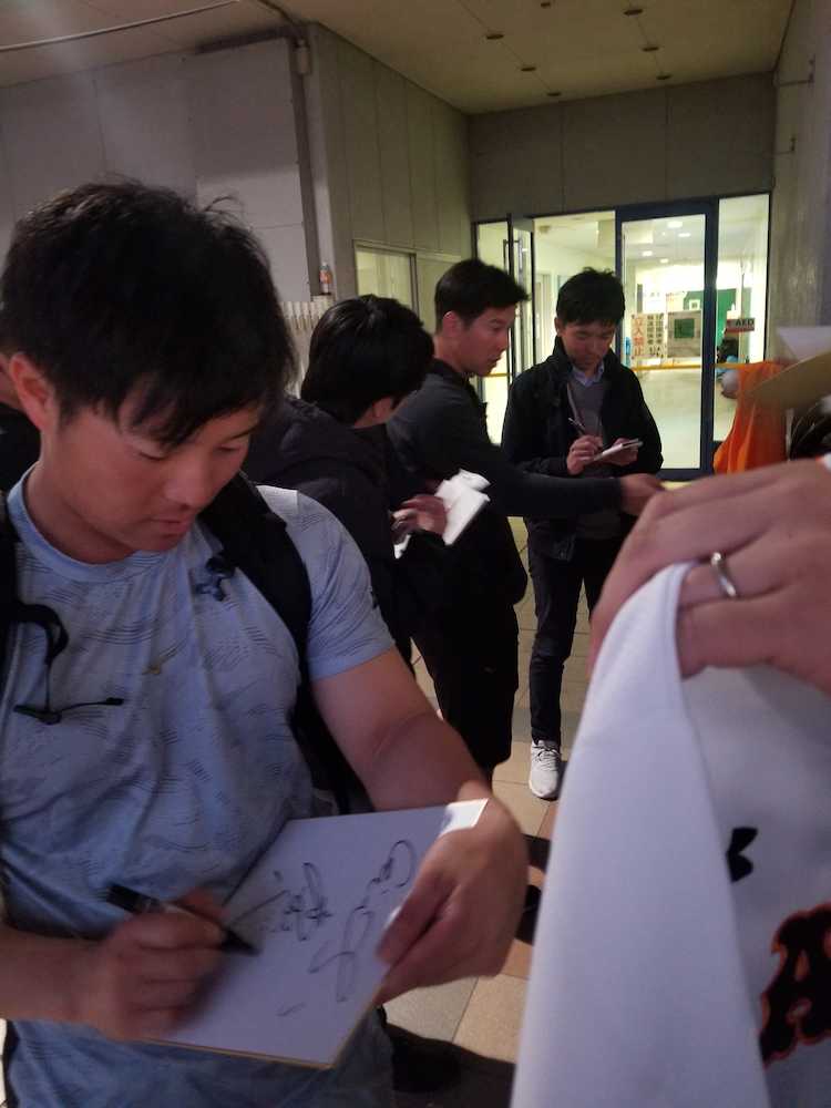 【画像・写真】巨人“銀恋コンビ”が居残り　炭谷はキャッチング練習　和田は特守に特打