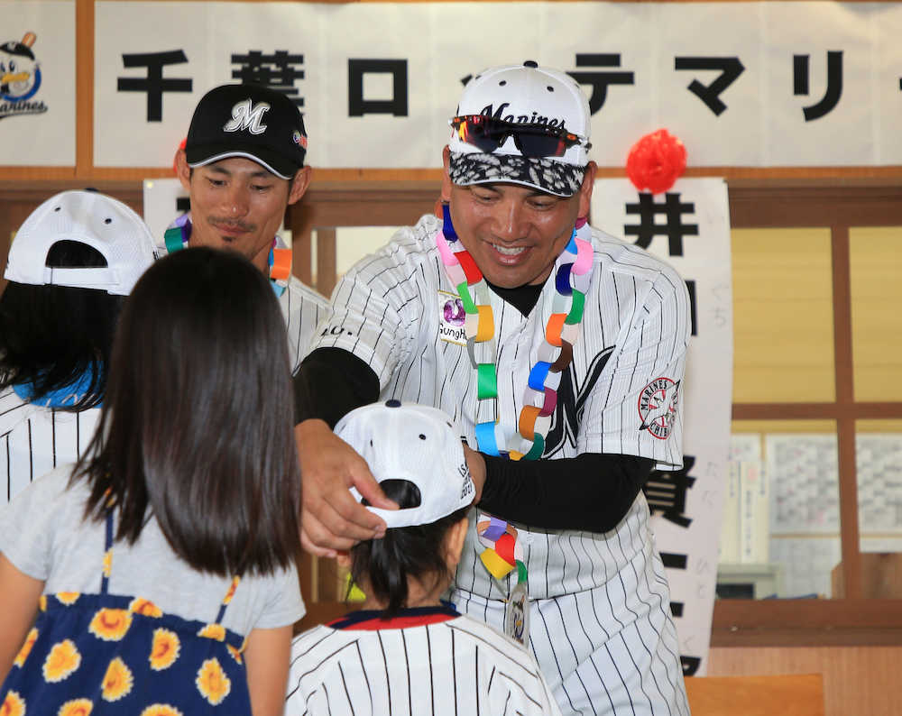 【画像・写真】ロッテ・井口監督　大嶺連れて石垣市内の児童養護施設訪問　ギプス姿も「島のスターですから」