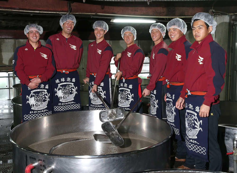 久米島の久米仙工場でもろみのかく拌作業を体験した（左から）小郷、弓削、鈴木、太田、辰己、渡辺佳、則本佳（撮影・三島　英忠）