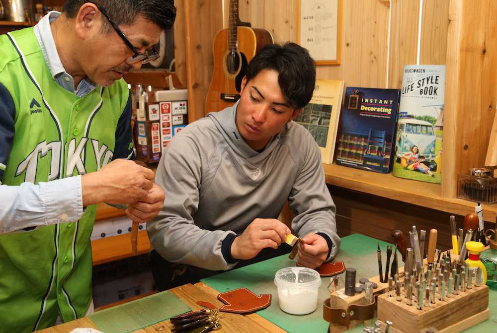 キャンプ地にある「Ｌｅａｔｈｅｒ　Ｂａｓｅ」を訪れた新人の吉田は革製品作りに挑戦（撮影・村上　大輔）
