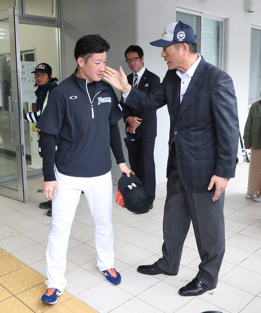 【画像・写真】中畑清氏　うなりを上げた輝星のボールに“これだよ、この球だよ”