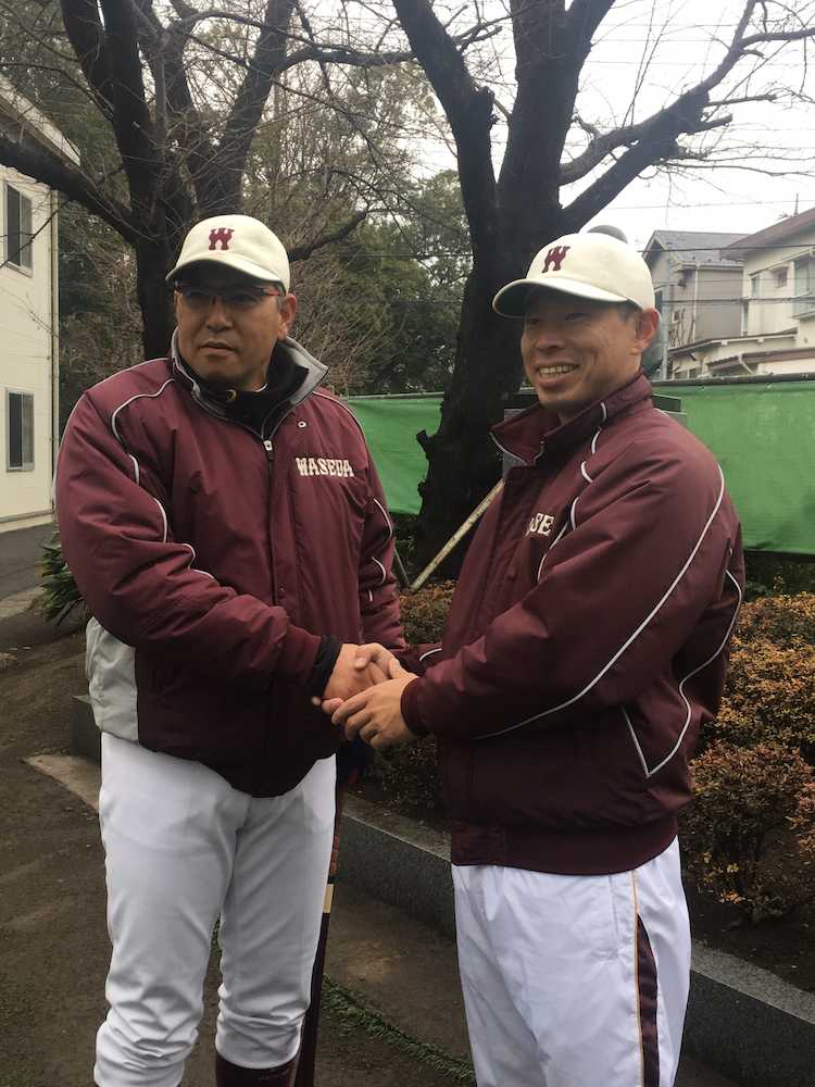 小宮山悟監督（左）と握手を交わす、早大の田中浩康・新コーチ
