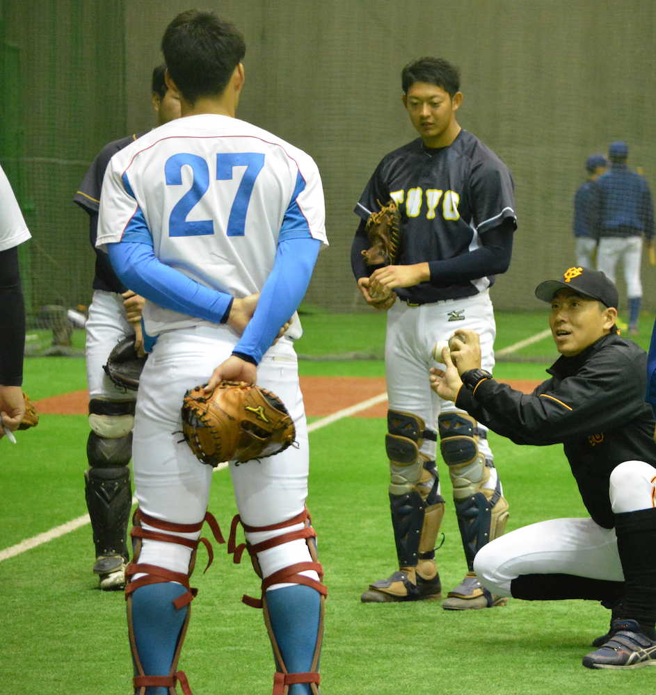 大学野球冬季トレーニング・元巨人の加藤健氏（写真右端）の話を聞く東洋大の佐藤都志也（同右から２人目）ら参加者