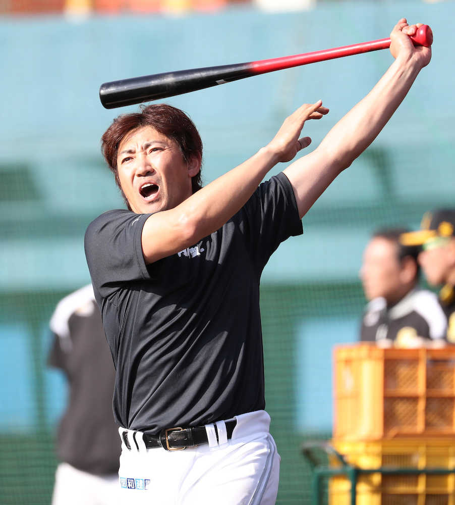 【画像・写真】ソフトＢ内川が居残りロングティー　左右両打席でポール直撃弾