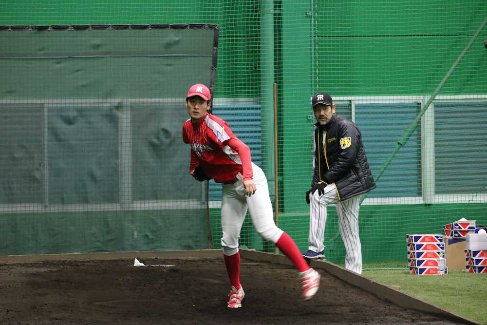 下柳氏（右）の見守る前で投球練習を行う奈良学園大・菅田