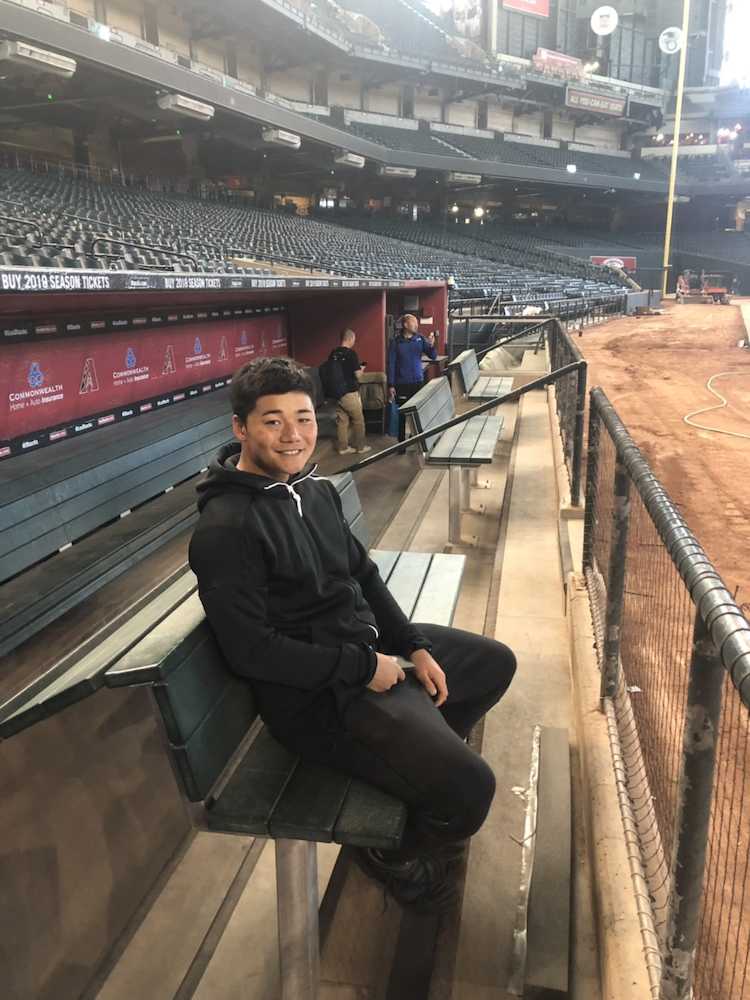 チェイス・フィールドの三塁ベンチで笑顔を見せる日本ハム・清宮