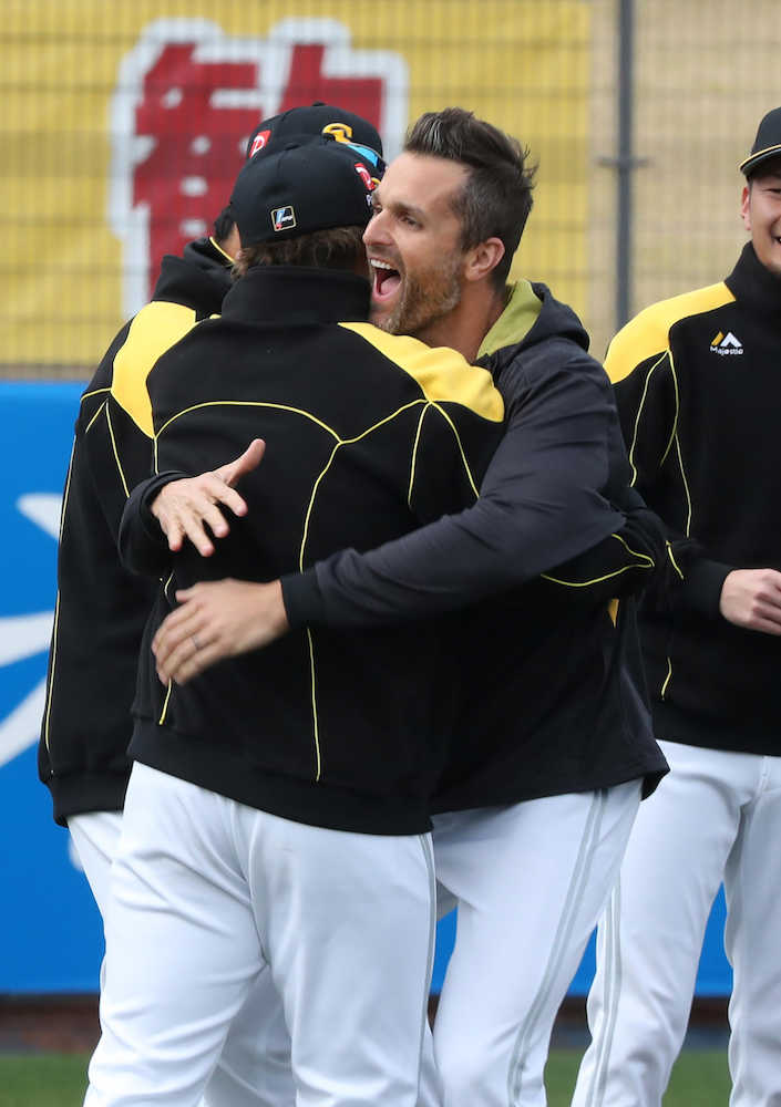 【画像・写真】ソフトB　サファテが宮崎キャンプ合流　投内連係にも飛び入り参加、順調な回復ぶり披露