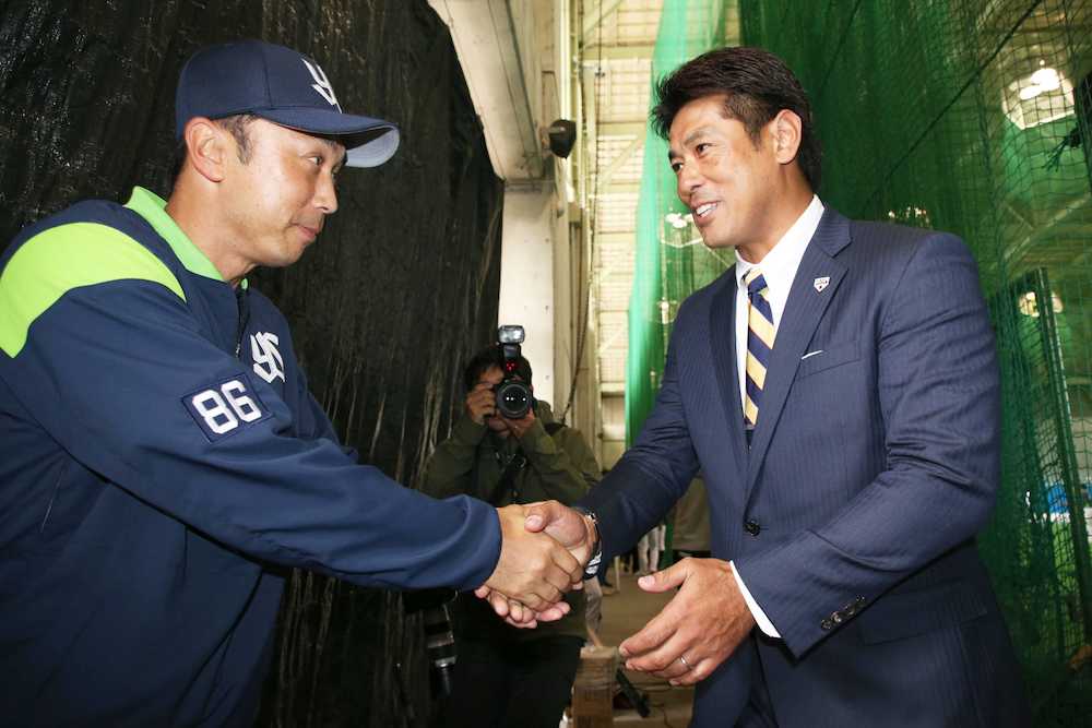 ヤクルトキャンプを視察に訪れた稲葉・日本代表監督（右）は宮本ヘッドコーチと笑顔で握手（撮影・村上　大輔）