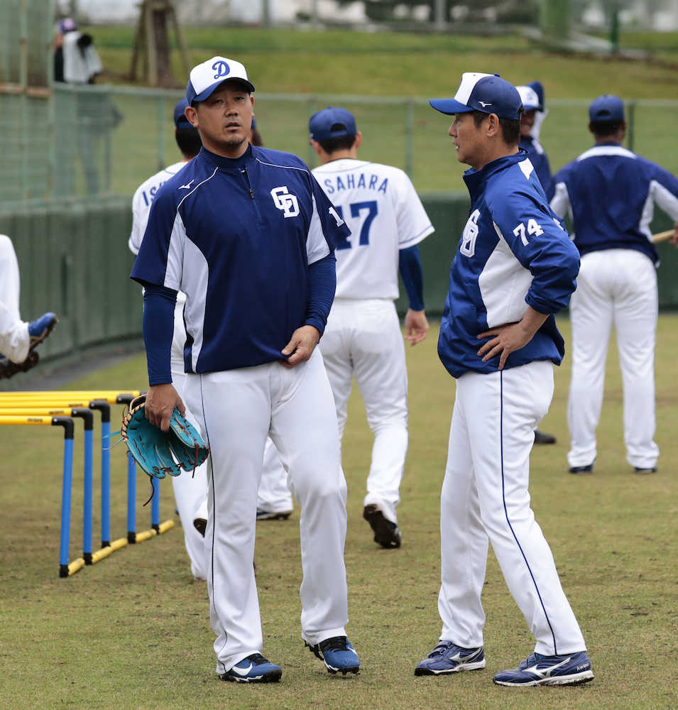 練習前、阿波野投手コーチ（右）と話す松坂（撮影・後藤　大輝）　
