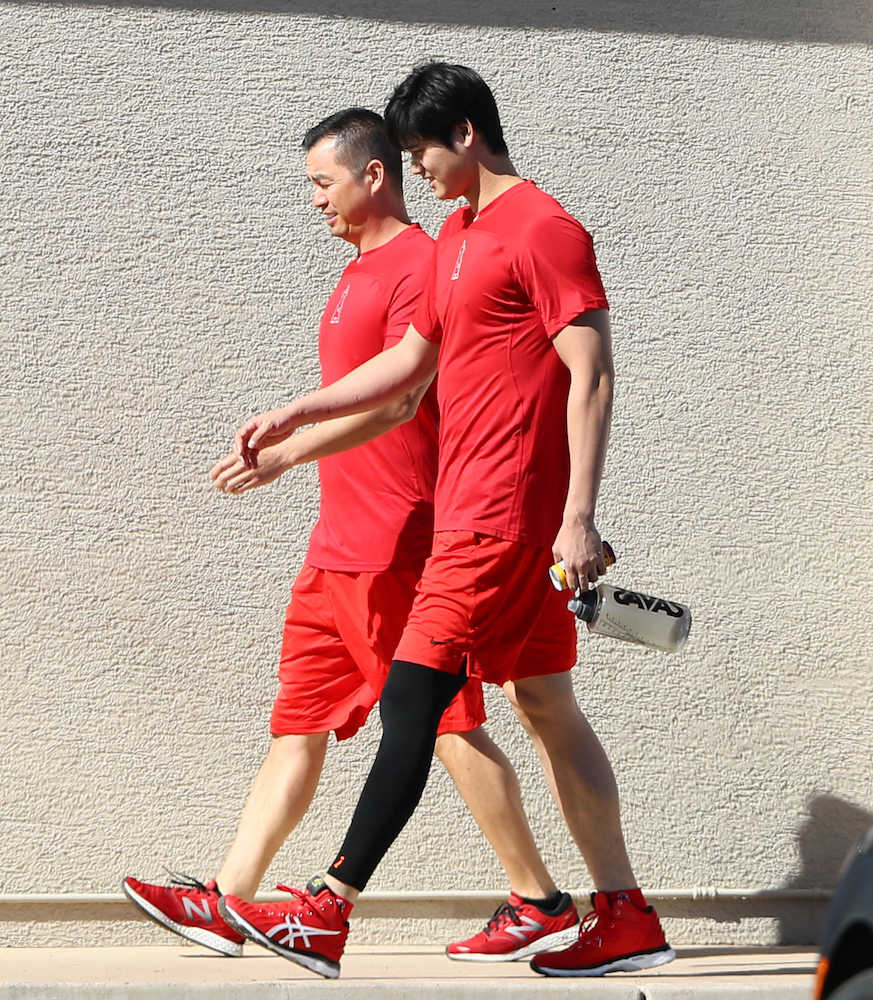 【画像・写真】大谷、手術後初のスイング　バット持って室内ケージへ