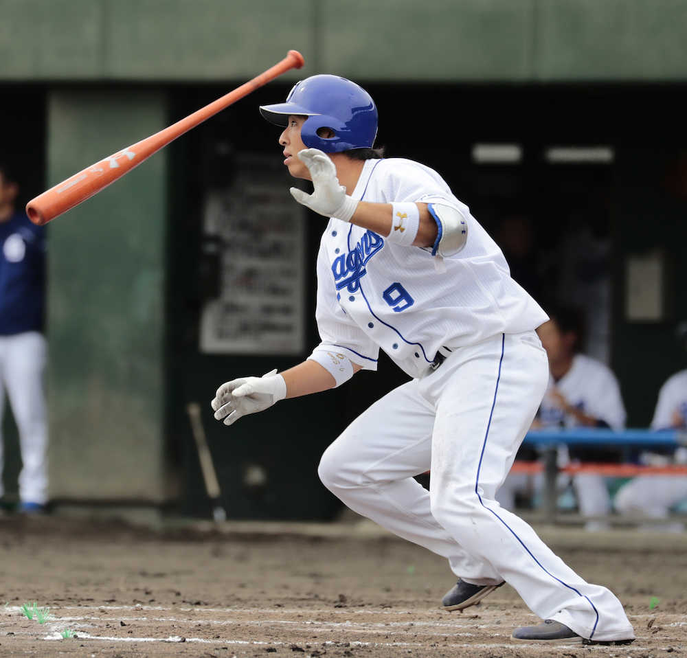 ６回１死三塁、中越え適時二塁打を放つ石川駿　（撮影・後藤　大輝）　