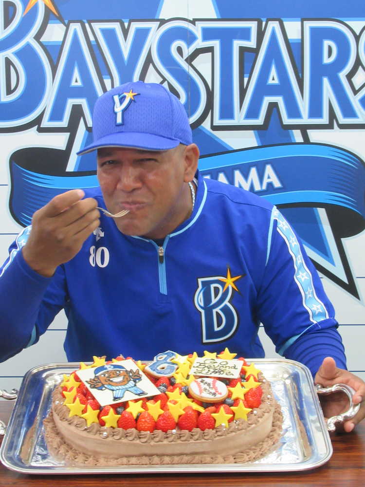 【画像・写真】ＤｅＮＡ・ラミ監督にバレンタインケーキ「オイシイ、フトルネ」