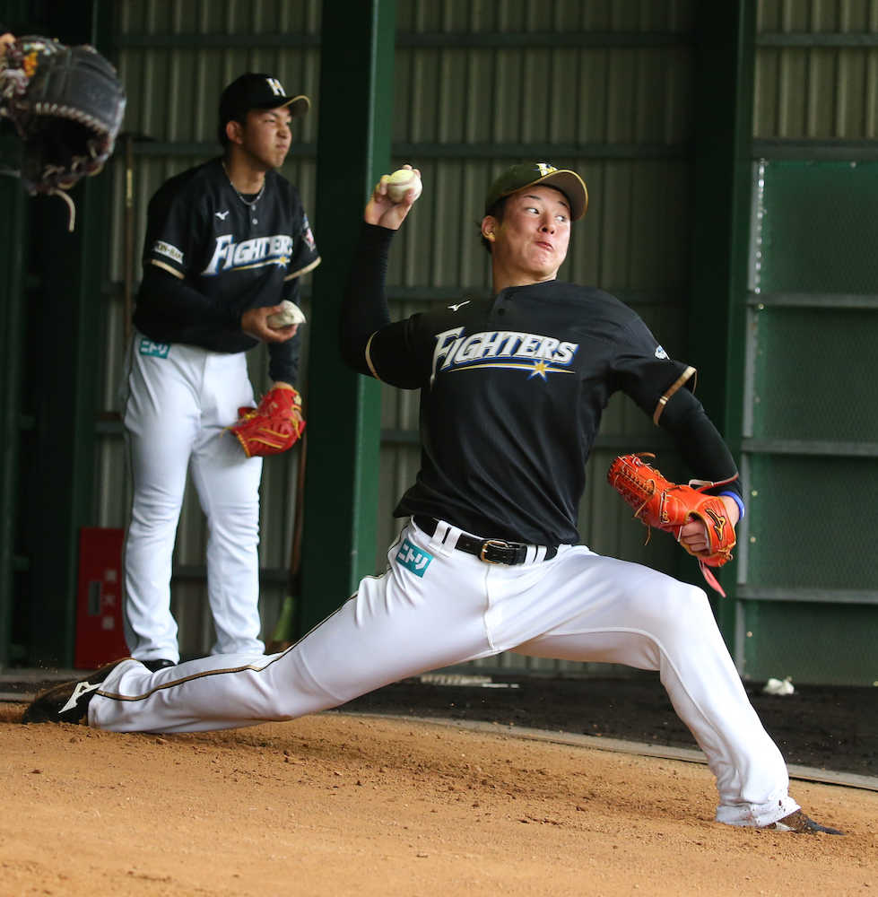 【画像・写真】日本ハム　吉田輝、５度目のブルペン　栗山監督うなる