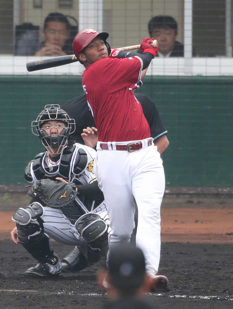 【画像・写真】キヨシ効果だ！楽天・オコエがチーム１号！今キャンプ初実戦の阪神戦でレギュラー奪取へ猛アピール